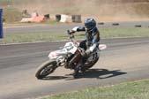 Photo MaitreFou - Auteur : Michael - Mots clés :  moto supermotard terre asphalte piste jamaique saut championnat saint denis 23 