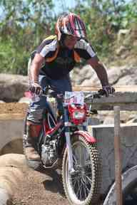 Photo MaitreFou - Auteur : Michael - Mots clés :  moto trial parcours jamaique saint denis obstacles 