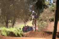 Photo MaitreFou - Auteur : Equipe MaitreFou - Mots clés :  moto motocross ufolep terre saut terrain petit tampon educatifs enfants soleil 