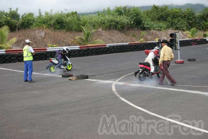 Photo MaitreFou - Auteur : MaitreFou & Michael H. - Mots clés :  auto moto run pousse performances dragster chronos 