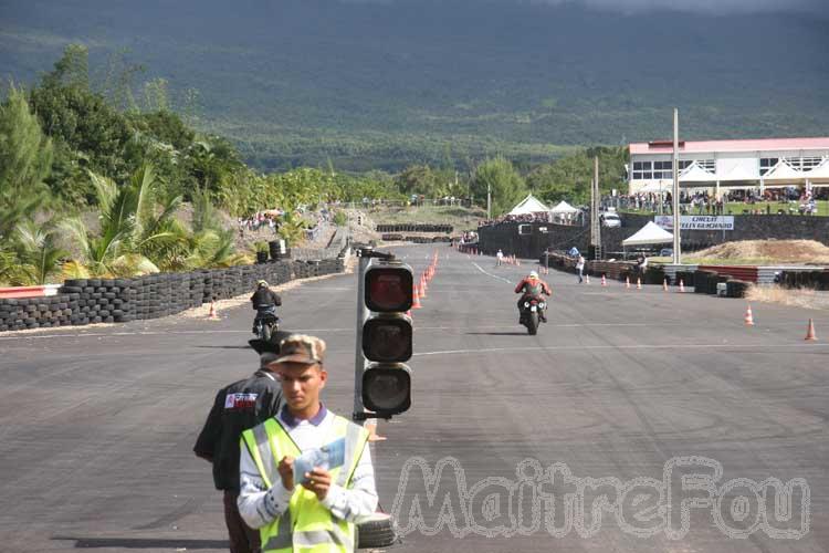 Photo MaitreFou - Auteur : MaitreFou & Michael - Mots clés :  auto moto run pousse performances dragster chronos 