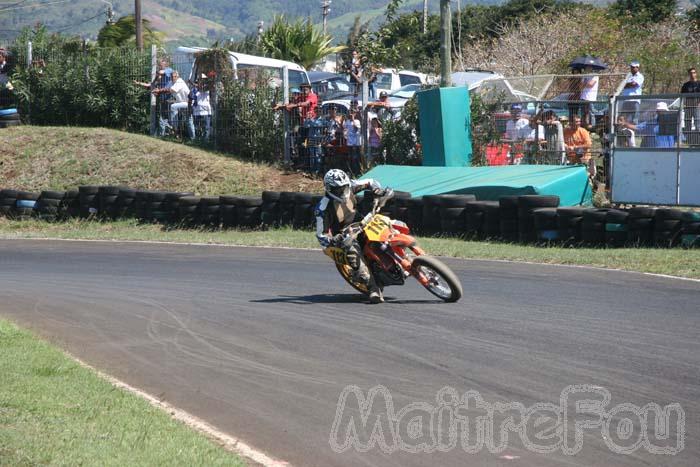 Photo MaitreFou - Auteur : Michael - Mots clés :  moto supermotard terre asphalte piste jamaique saut championnat saint denis 113 