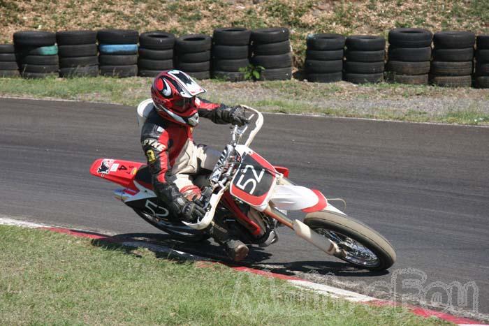 Photo MaitreFou - Auteur : Michael - Mots clés :  moto supermotard terre asphalte piste jamaique saut championnat saint denis 52 