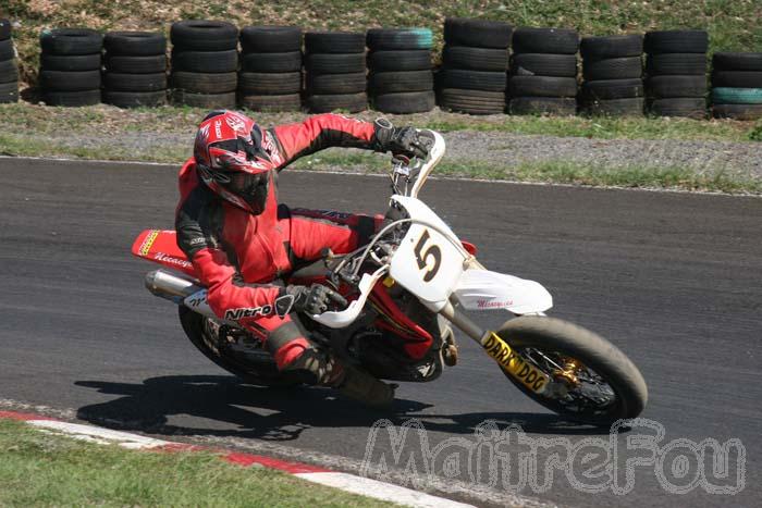 Photo MaitreFou - Auteur : Michael - Mots clés :  moto supermotard terre asphalte piste jamaique saut championnat saint denis 5 mecacycles 