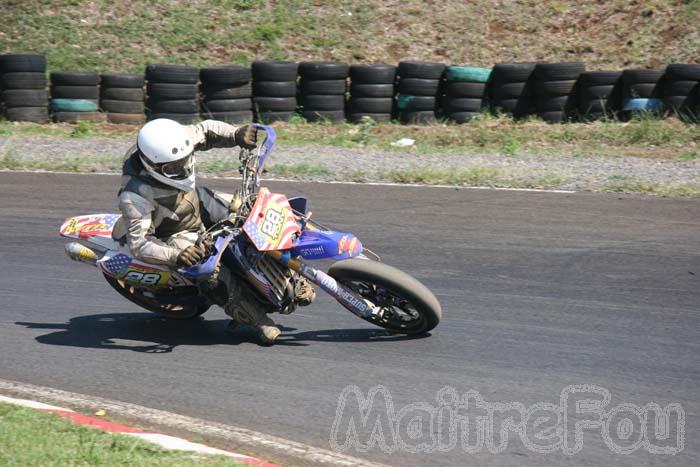 Photo MaitreFou - Auteur : Michael - Mots clés :  moto supermotard terre asphalte piste jamaique saut championnat saint denis 28 