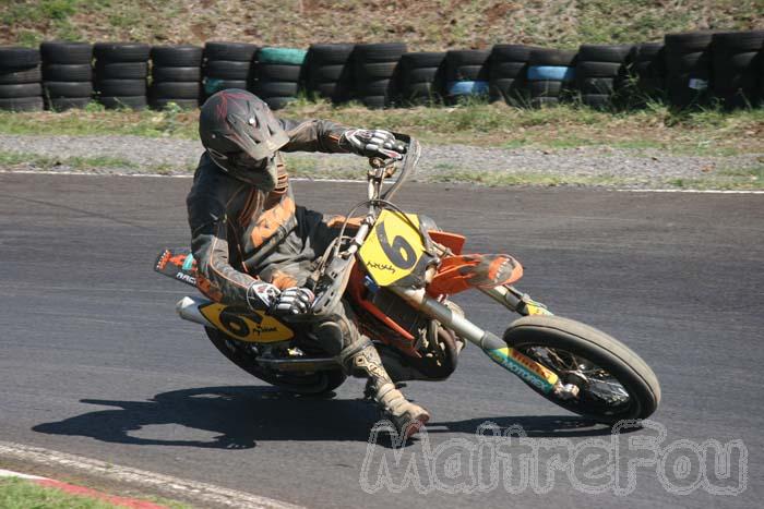 Photo MaitreFou - Auteur : Michael - Mots clés :  moto supermotard terre asphalte piste jamaique saut championnat saint denis 6 ktm 
