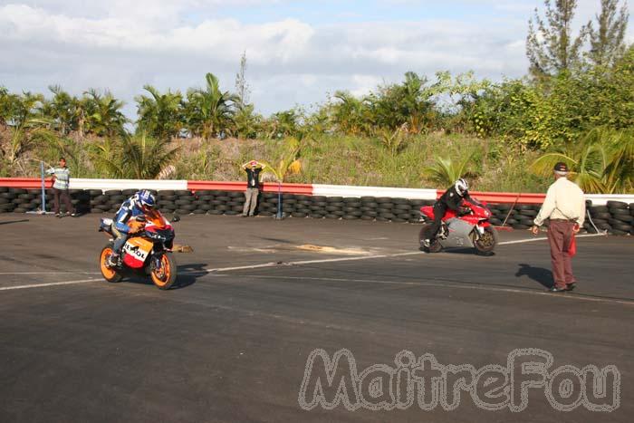 Photo MaitreFou - Auteur : Michael - Mots clés :  auto run pousse performances chronos hks felix guichard dragster run974 205 gti 