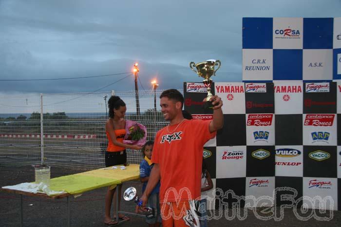 Photo MaitreFou - Auteur : Michaël - Mots clés :  moto supermotard terre asphalte piste jamaique saut championnat saint denis 