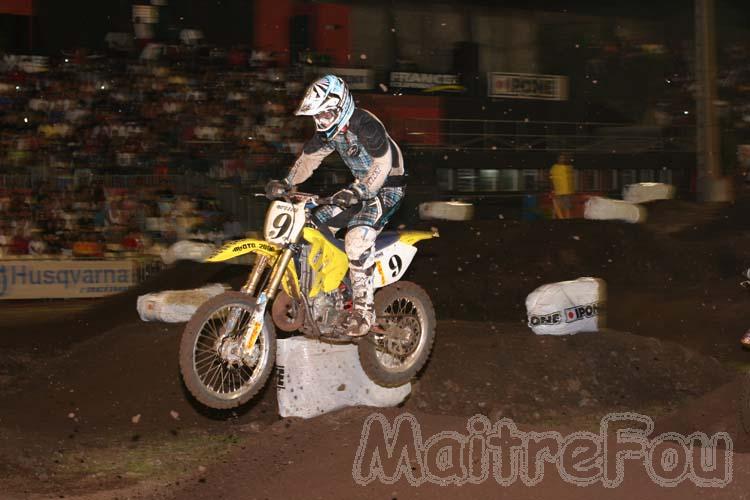 Photo MaitreFou - Auteur : Michaël et Benjamin - Mots clés :  moto supercross terre piste piste saint st leu saut pilotes francais finale americaine suzuki 