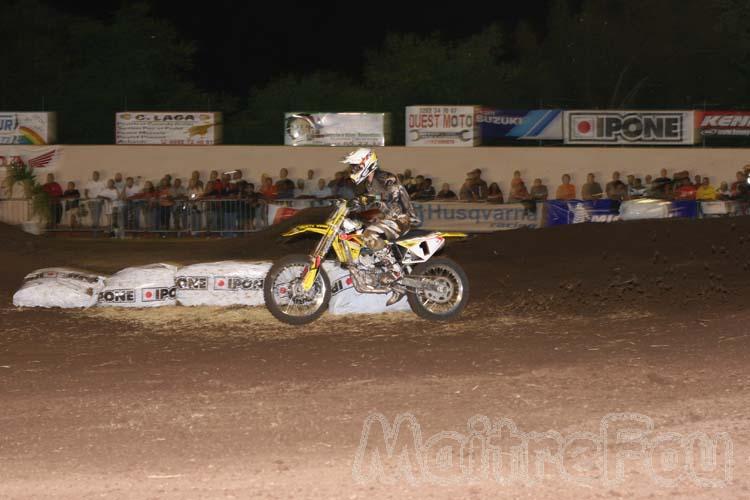 Photo MaitreFou - Auteur : Michaël et Benjamin - Mots clés :  moto supercross terre piste piste saint st leu saut pilotes francais finale americaine suzuki 