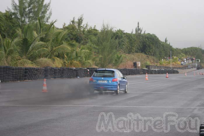 Photo MaitreFou - Auteur : Michael et Benjamin - Mots clés :  auto moto run pousse performances felix guichard dragster pluie evo subaru diesel td moto cyclo dragster records temps 