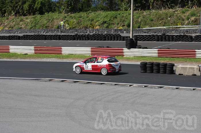 Photo MaitreFou - Auteur : Michael, Benjamin et Murielle - Mots clés :  auto rallye circuit felix guichard piste virage freinage tour 