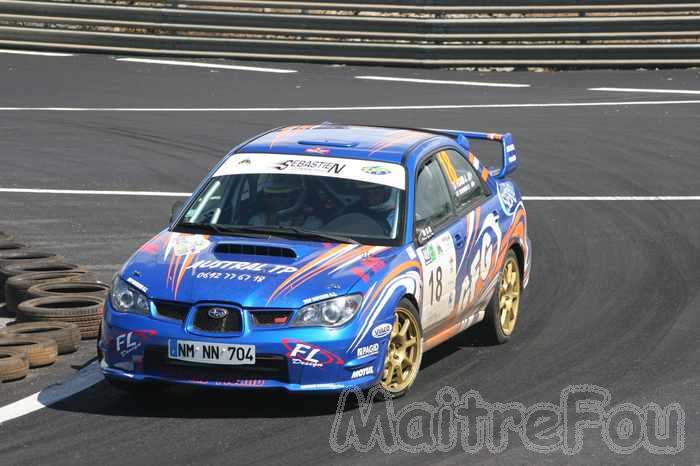 Photo MaitreFou - Auteur : Michael, Benjamin et Murielle - Mots clés :  auto rallye circuit felix guichard piste virage freinage tour 