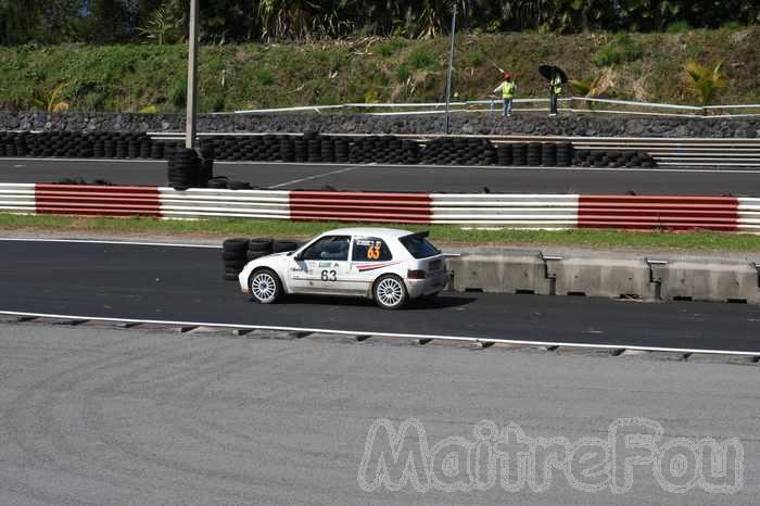 Photo MaitreFou - Auteur : Michael, Benjamin et Murielle - Mots clés :  auto rallye circuit felix guichard piste virage freinage tour 