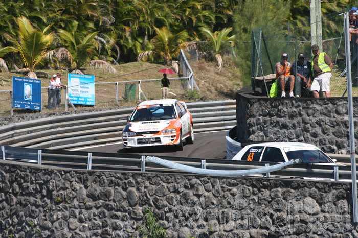 Photo MaitreFou - Auteur : Michael, Benjamin et Murielle - Mots clés :  auto rallye circuit felix guichard piste virage freinage tour 