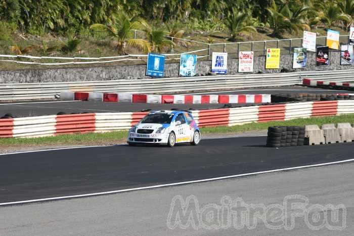 Photo MaitreFou - Auteur : Michael, Benjamin et Murielle - Mots clés :  auto rallye circuit felix guichard piste virage freinage tour 