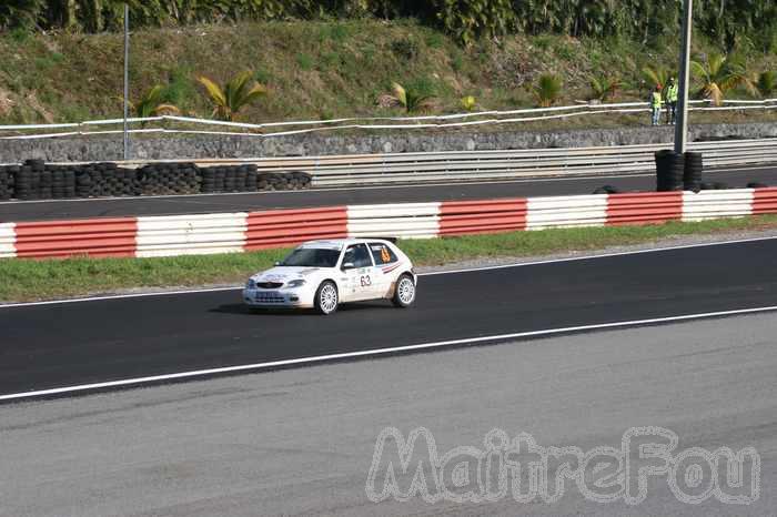 Photo MaitreFou - Auteur : Michael, Benjamin et Murielle - Mots clés :  auto rallye circuit felix guichard piste virage freinage tour 