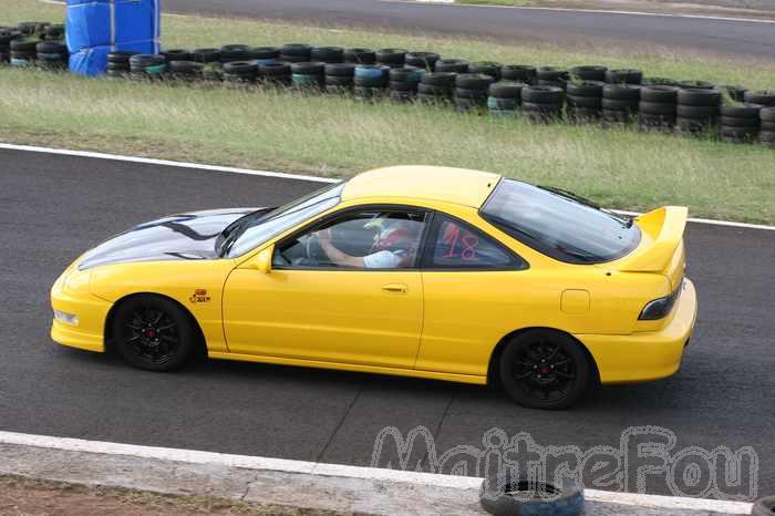 Photo MaitreFou - Auteur : Murielle - Mots clés :  auto slalom piste jamaique asphalte saint denis voitures 