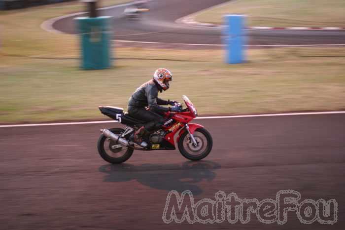 Photo MaitreFou - Auteur : Michael et Benjamin - Mots clés :  moto cyclo endurance 24h asphalte piste jamaique saint denis 