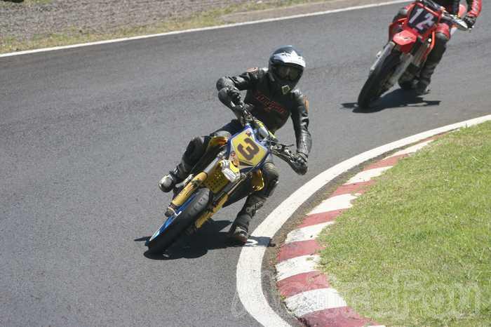 Photo MaitreFou - Auteur : Michael - Mots clés :  moto supermotard championnat asphalte piste jamaique saint denis miss 