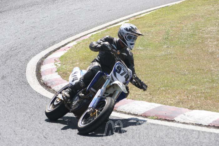 Photo MaitreFou - Auteur : Michael - Mots clés :  moto supermotard championnat asphalte piste jamaique saint denis 