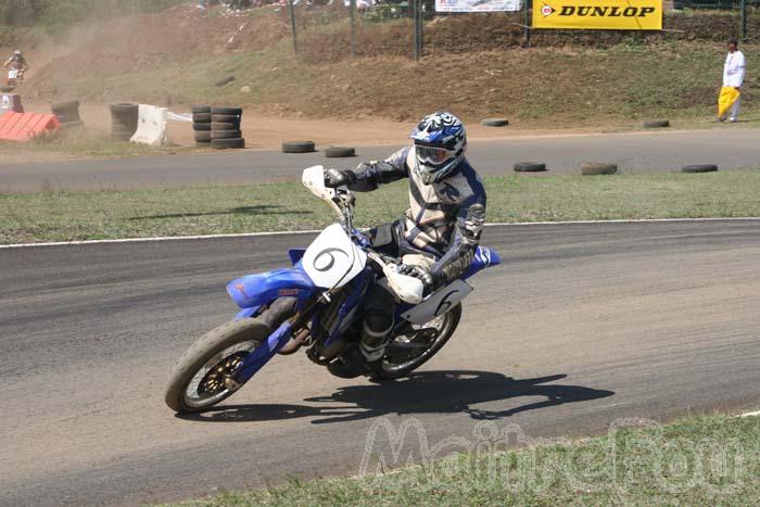 Photo MaitreFou - Auteur : Michael - Mots clés :  moto supermotard terre asphalte piste jamaique saut championnat saint denis 6 yamaha 