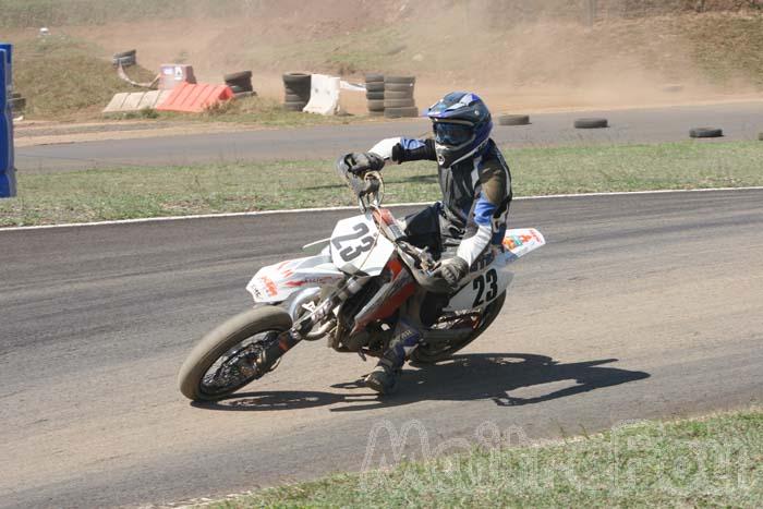 Photo MaitreFou - Auteur : Michael - Mots clés :  moto supermotard terre asphalte piste jamaique saut championnat saint denis 23 