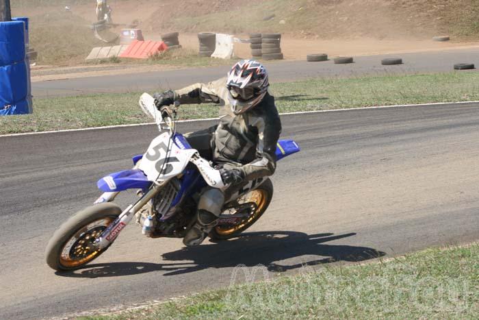 Photo MaitreFou - Auteur : Michael - Mots clés :  moto supermotard terre asphalte piste jamaique saut championnat saint denis 56 