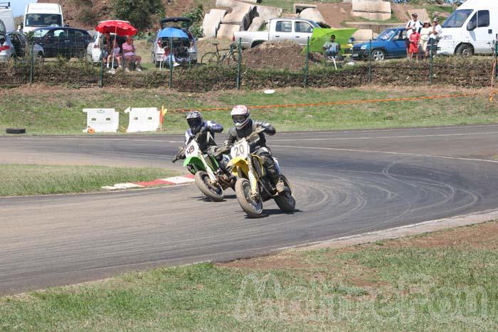 Photo MaitreFou - Auteur : Michael - Mots clés :  moto supermotard terre asphalte piste jamaique saut championnat saint denis 49 20 