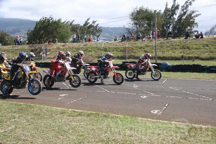 Photo MaitreFou - Auteur : Michael - Mots clés :  moto supermotard terre asphalte piste jamaique saut championnat saint denis depart roue arriere 