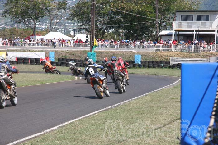 Photo MaitreFou - Auteur : Michael - Mots clés :  moto supermotard terre asphalte piste jamaique saut championnat saint denis depart 