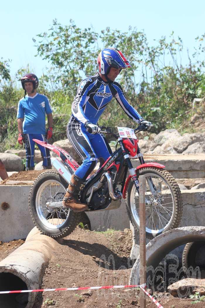 Photo MaitreFou - Auteur : Michael - Mots clés :  moto trial parcours jamaique saint denis obstacles 