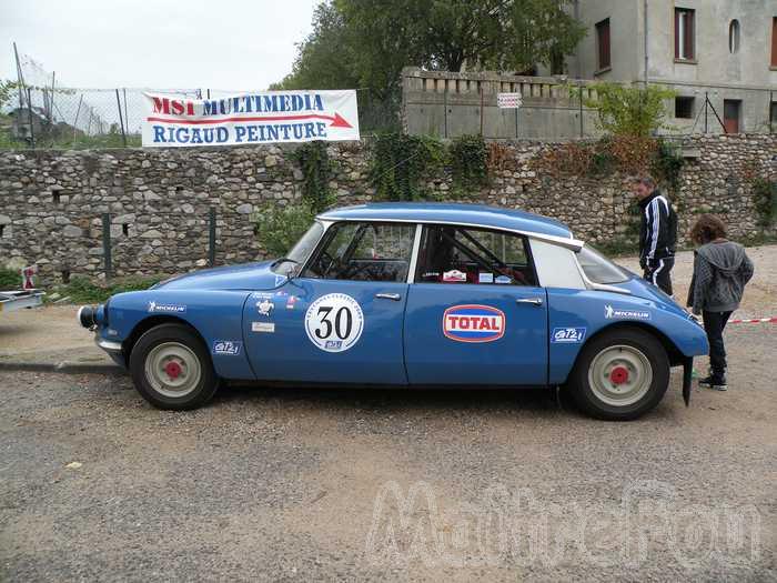 Photo MaitreFou - Auteur : Mickael G. - Mots clés :  exposition voiture auto vieille histoire historique relique epoque rare 