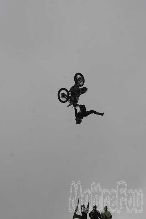 Photo MaitreFou - Auteur : Benjamin et Thomas - Mots clés :  moto supercross terre piste piste chaloupe saint st leu saut pilotes francais finale chaloupeenne suzuki 