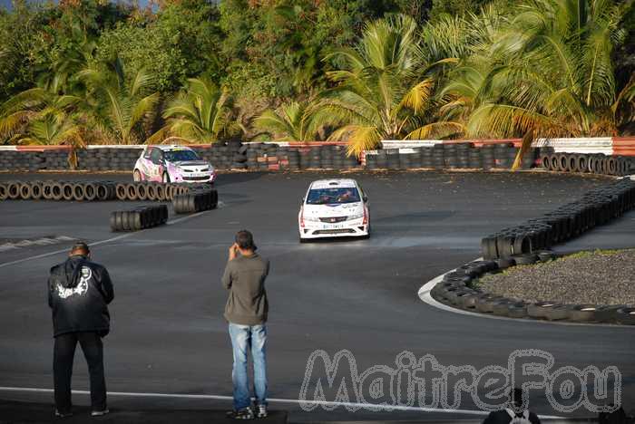 Photo MaitreFou - Auteur : Murielle, Thomas et Benjamin - Mots clés :  auto rallye circuit felix guichard piste virage freinage tour 