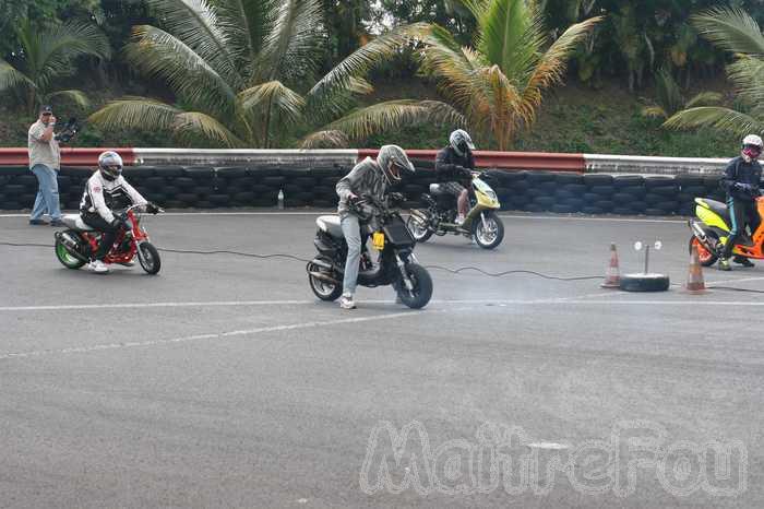 Photo MaitreFou - Auteur : Murielle, Mathieu et Océanne - Mots clés :  auto moto run pousse performances felix guichard dragster soleil rer moto cyclo 
