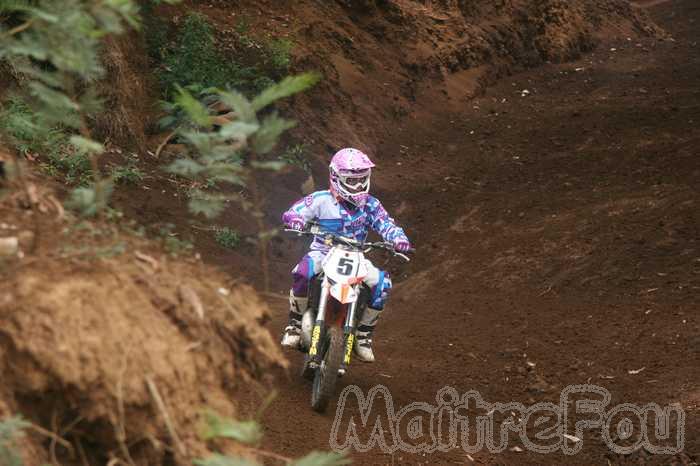 Photo MaitreFou - Auteur : Equipe MaitreFou - Mots clés :  moto motocross ufolep terre saut terrain petit tampon educatifs enfants 