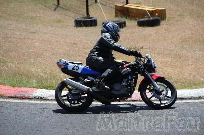 Photo MaitreFou - Auteur : Equipe MaitreFou - Mots clés :  moto cyclo endurance 24h asphalte piste jamaique saint denis 
