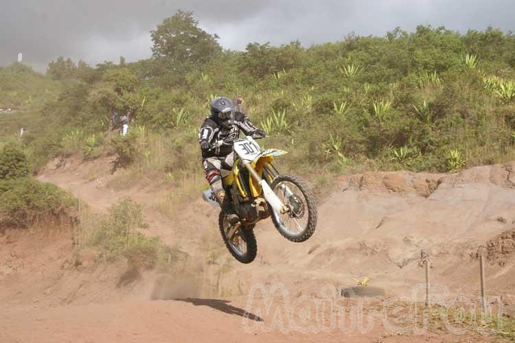 Photo MaitreFou - Auteur : Michael & Priscilla - Mots clés :  moto motocross terre saut vitesse championnat 