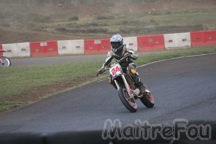 Photo MaitreFou - Auteur : Michael - Mots clés :  moto supermotard terre asphalte piste jamaique saut championnat saint denis 