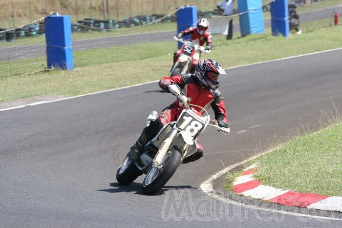 Photo MaitreFou - Auteur : Michael - Mots clés :  moto supermotard terre asphalte piste jamaique saut championnat saint denis 