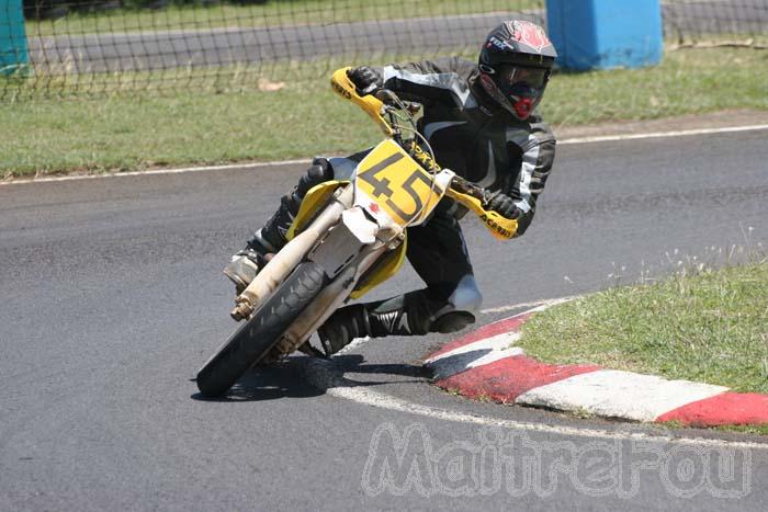 Photo MaitreFou - Auteur : Michael - Mots clés :  moto supermotard terre asphalte piste jamaique saut championnat saint denis 