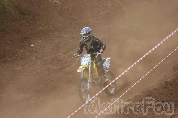 Photo MaitreFou - Auteur : Benjamin - Mots clés :  moto motocross terre saut championnat terrain pascal ravenne ravine a malheur miss reunion 2008 Manche 1 R3 Pool A 