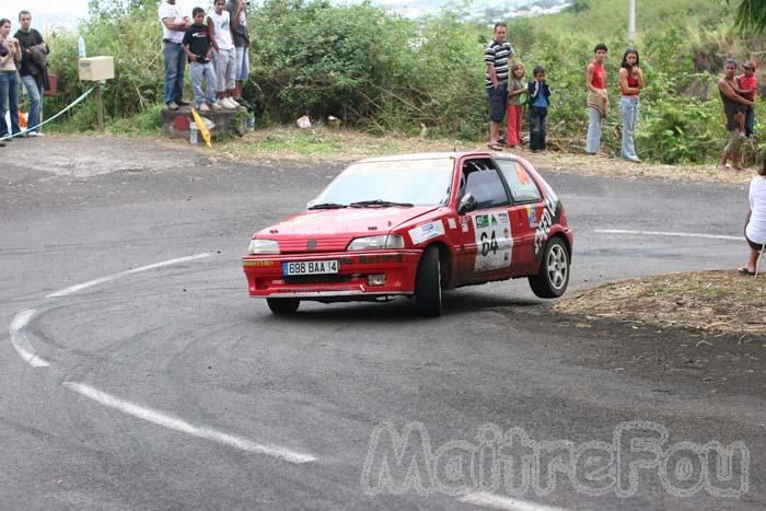 Photo MaitreFou - Auteur : Benjamin - Mots clés :  auto rallye canots virage freinage epingle tour 